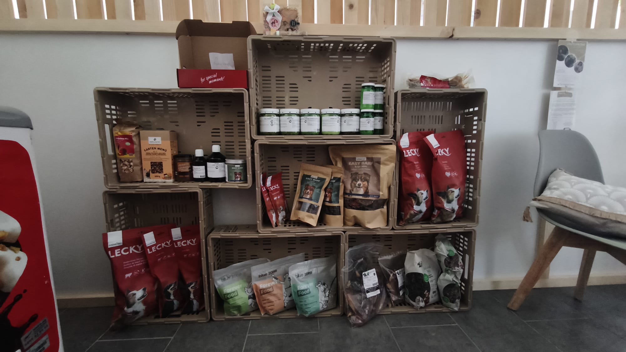 Produits BARF, friandises et compléments présentés en boutique