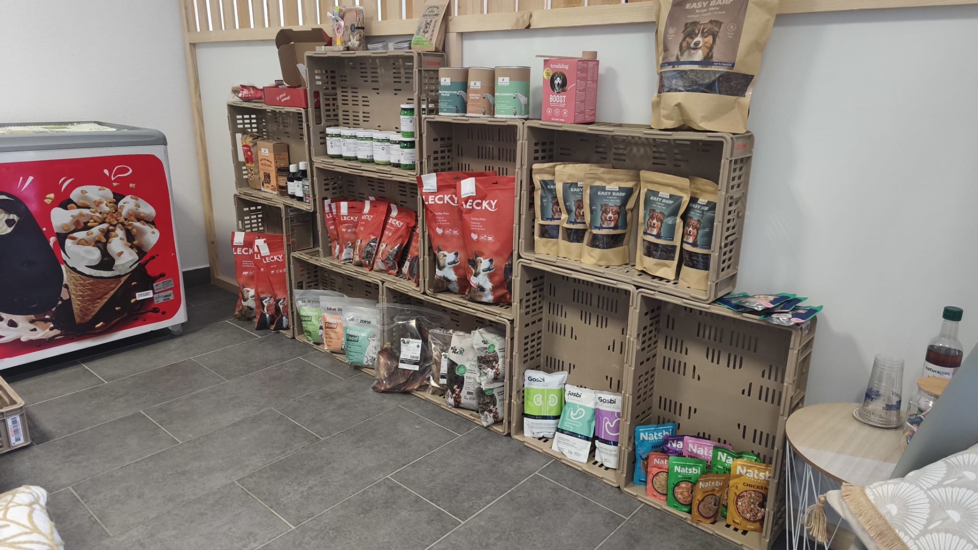 Sélection de nourriture naturelle et de compléments en boutique